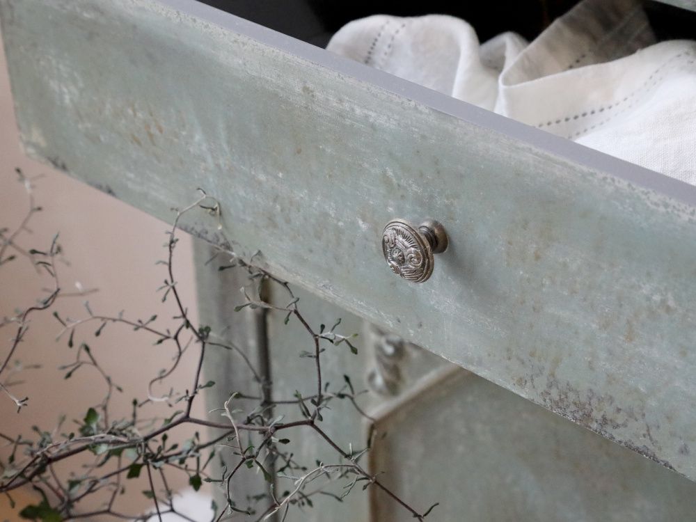 Skjenk / kommode med 2 dører og 2 skuffer fra Chic Antique