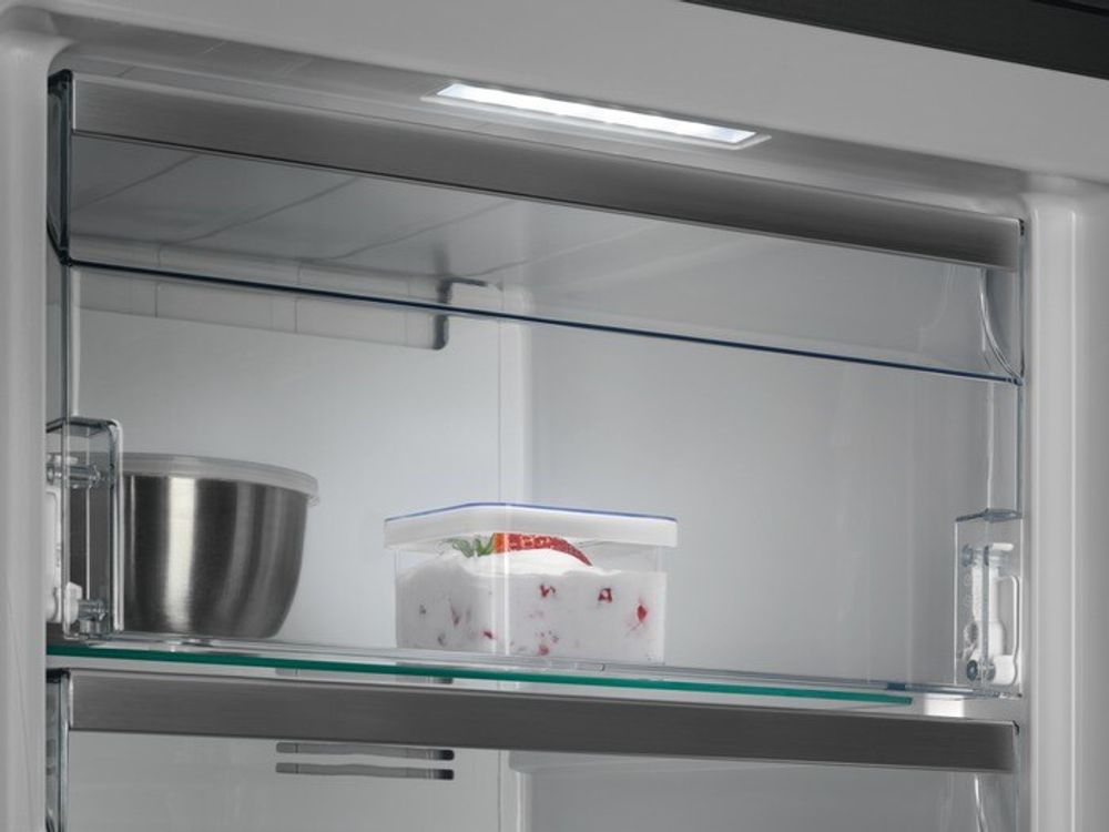 Aeg fryseskap i stål 186 cm AGE728E6NX venstrehengslet