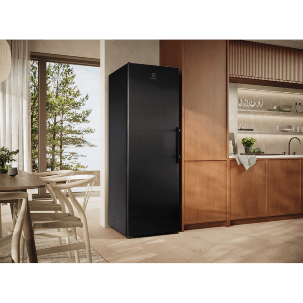 Electrolux 700 frittstående fryseskap NoFrost sort 186 cm LUS7MD28B 922717289
